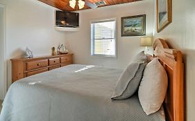 Indian Shores Cottage With Cabana - Steps To Beach!